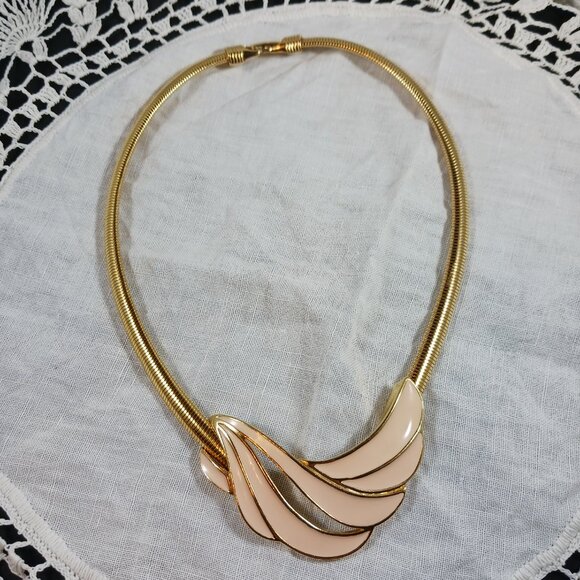 Vintage Trifari Necklace Signed Gold Tone Pink Enamel Wave Statement Choker - Picture 13 of 13